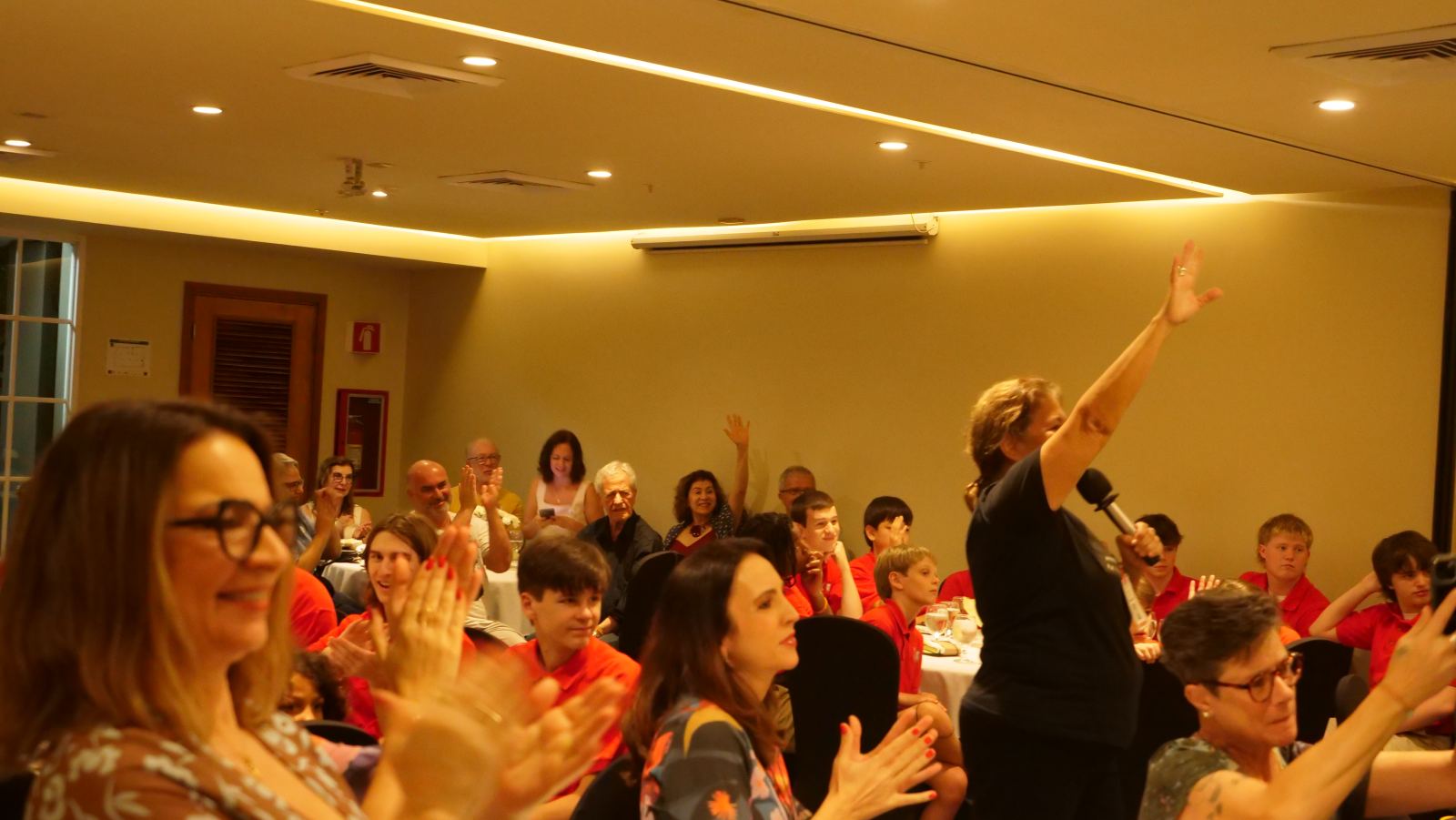 Audience applauding during a Choral Fest Costa Rica fellowship dinner.