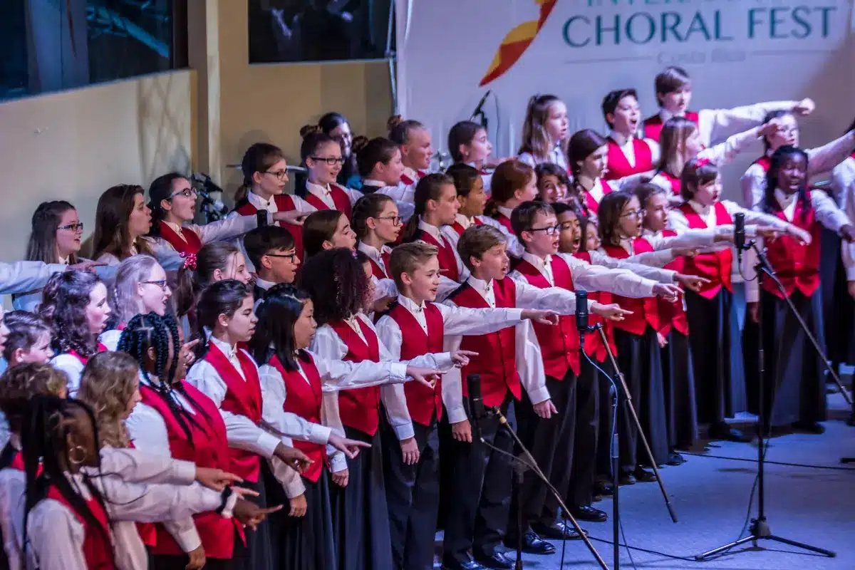 Coro juvenil internacional en presentación durante el Festival Internacional de Coros Costa Rica por la Paz.
