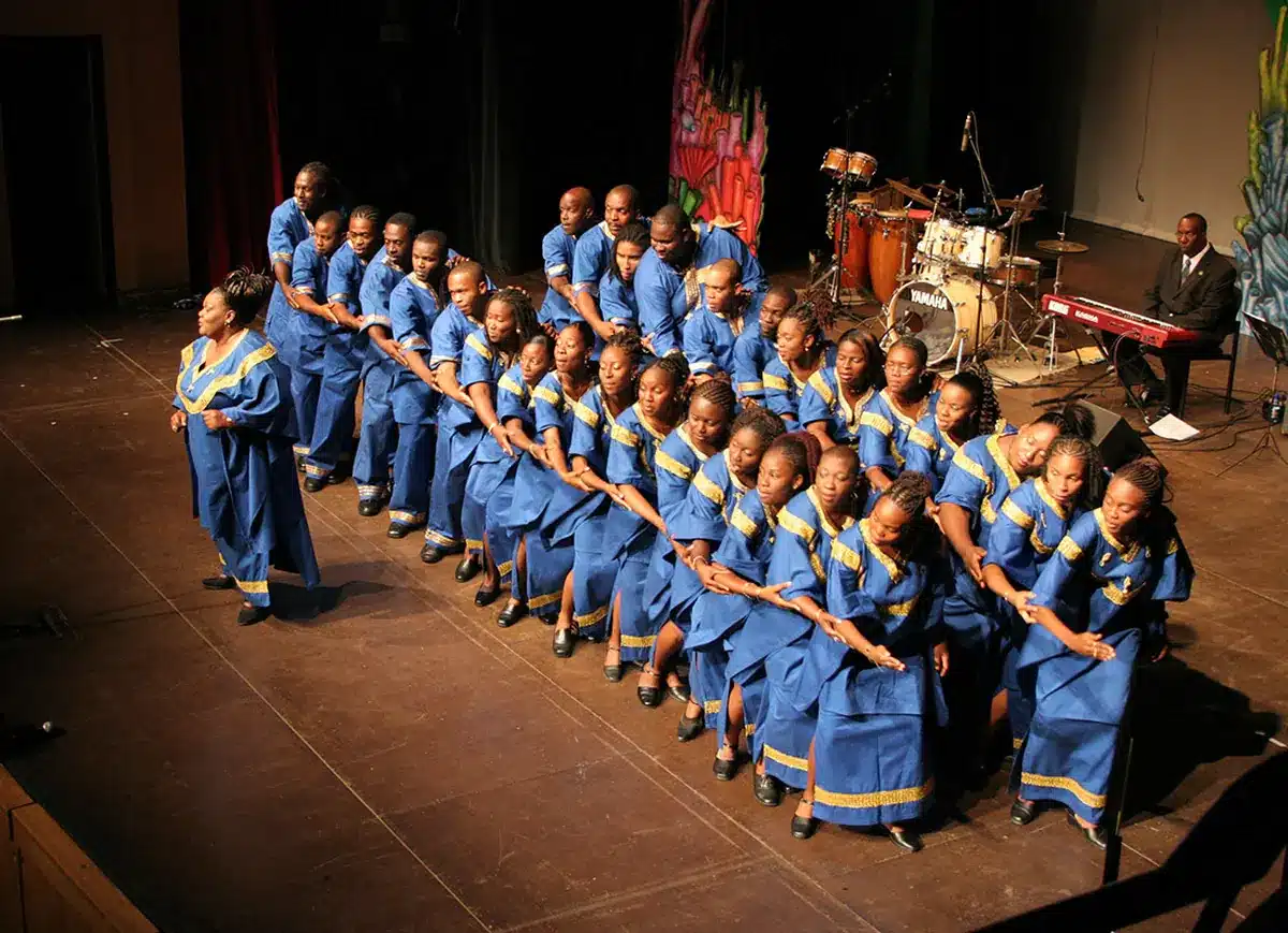 Coro internacional en presentación escénica durante el Festival Internacional de Coros Costa Rica por la Paz.