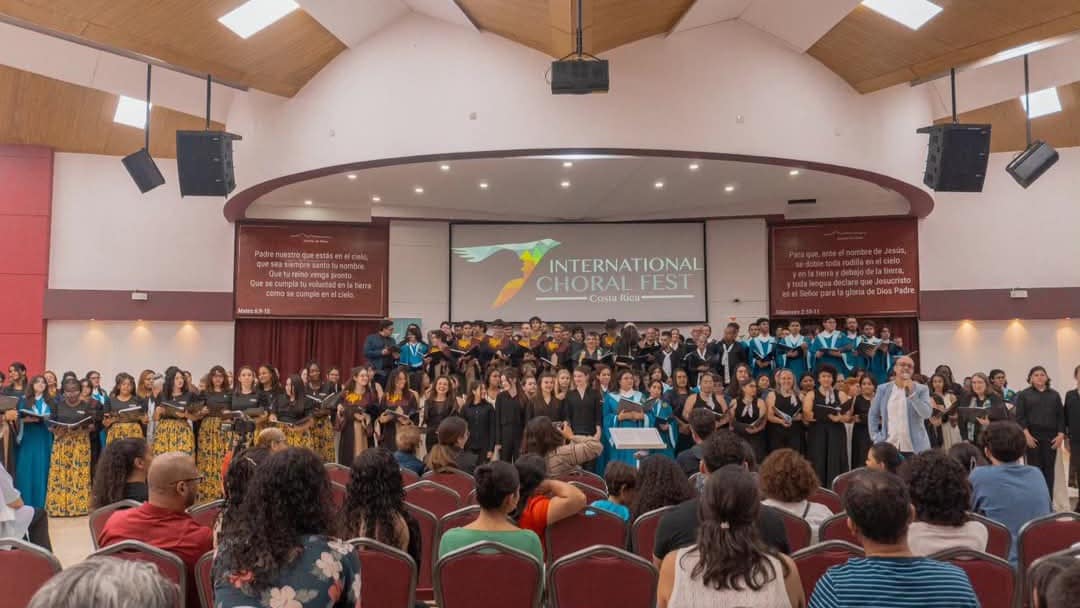 Coro internacional interpreta un concierto dentro de una iglesia durante el Festival Internacional de Coros Costa Rica por la Paz.