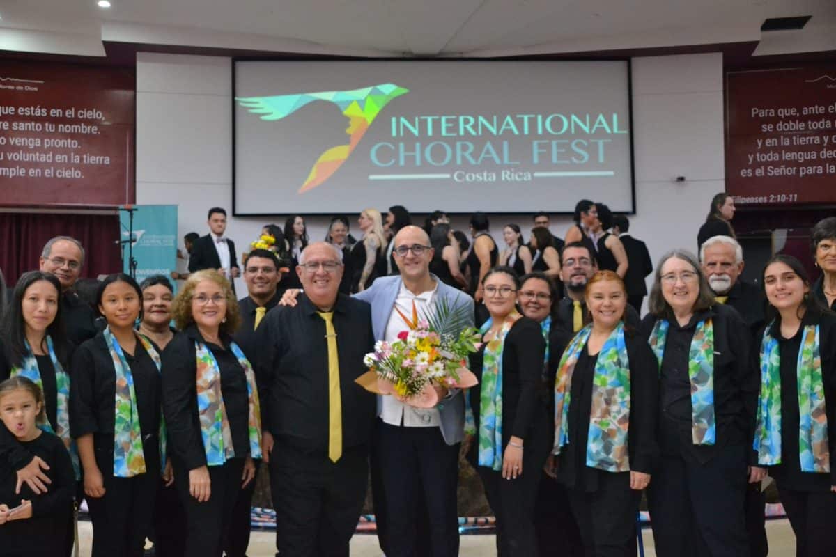 Participantes y organizadores posan juntos durante el International Choral Fest Costa Rica al finalizar una actividad del festival.