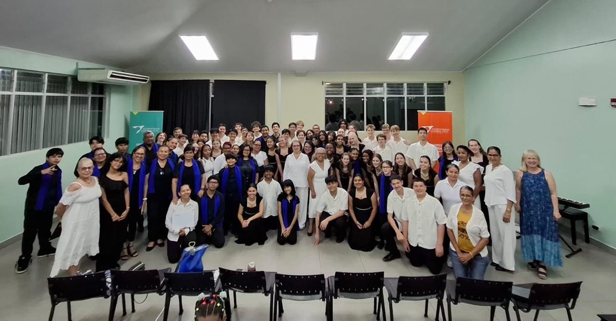 Participantes de distintos coros posan juntos durante un encuentro internacional del Festival Internacional de Coros Costa Rica por la Paz.