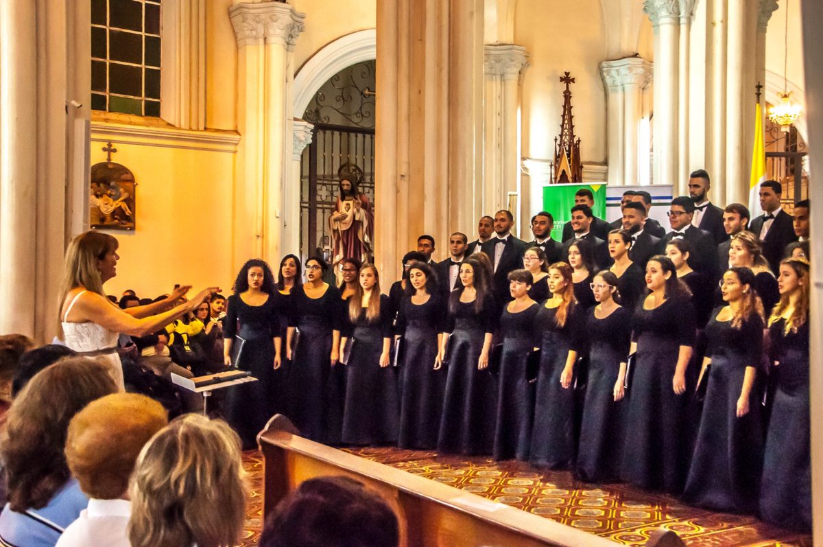 Coro internacional interpreta un concierto dentro de una iglesia durante el Festival Internacional de Coros Costa Rica por la Paz.