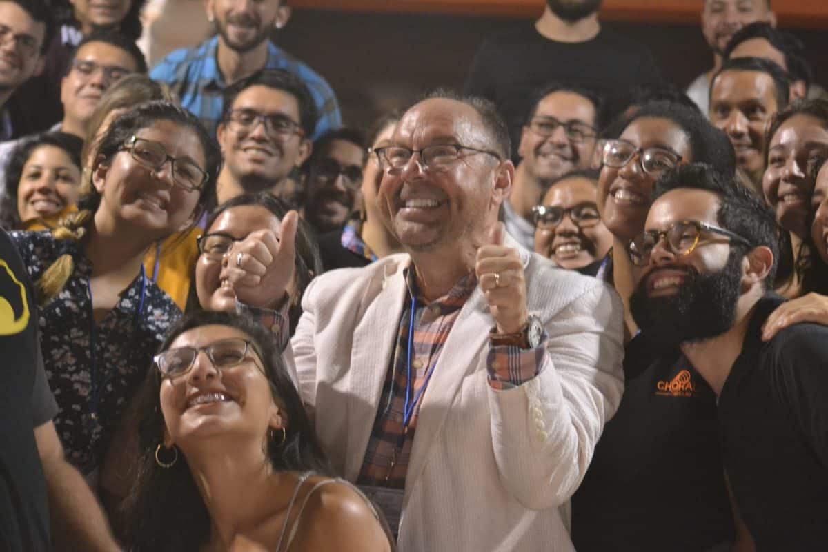 Participantes sonríen durante una actividad del Festival Internacional de Coros Costa Rica por la Paz.