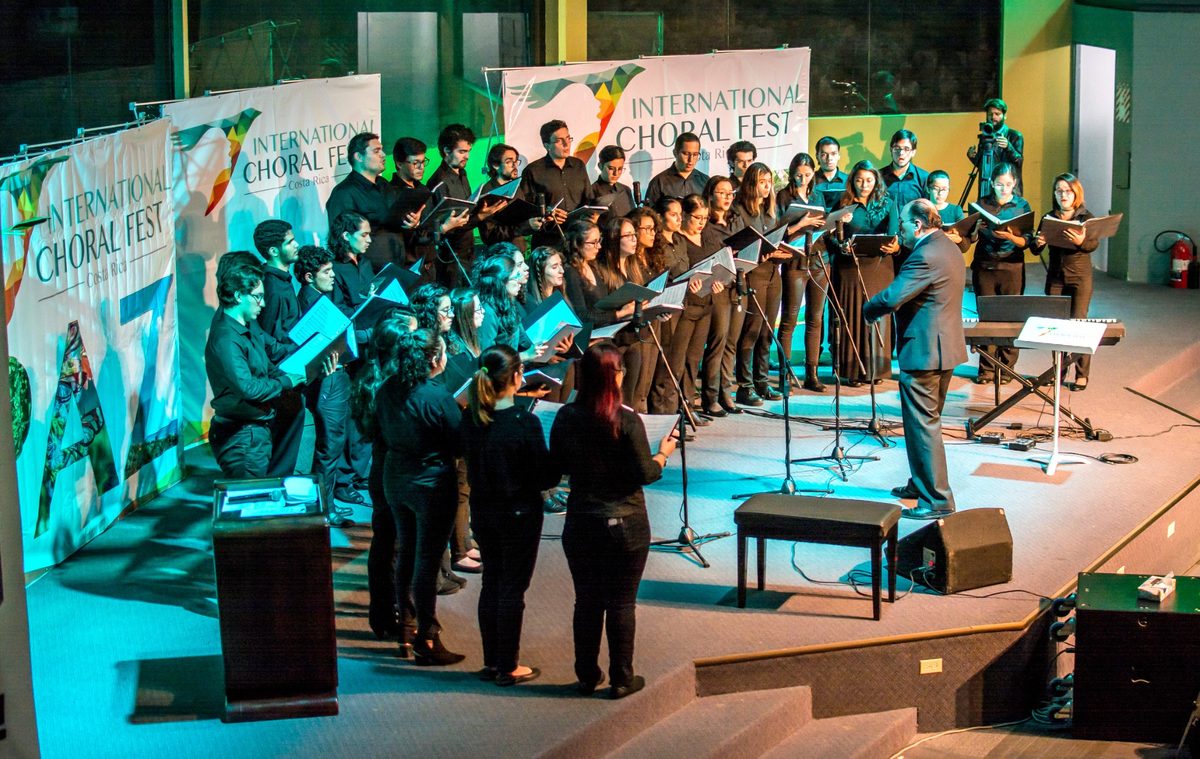 Coro juvenil se presenta en escenario durante el International Choral Fest Costa Rica bajo la dirección de Rafael Saborio