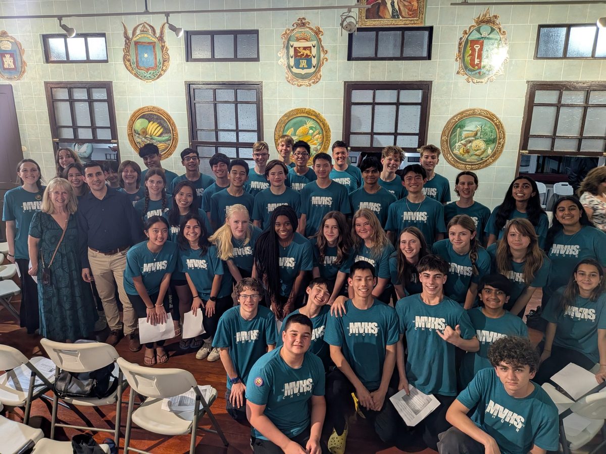 Jóvenes coristas internacionales comparten un encuentro grupal durante el Festival Internacional de Coros Costa Rica por la Paz.