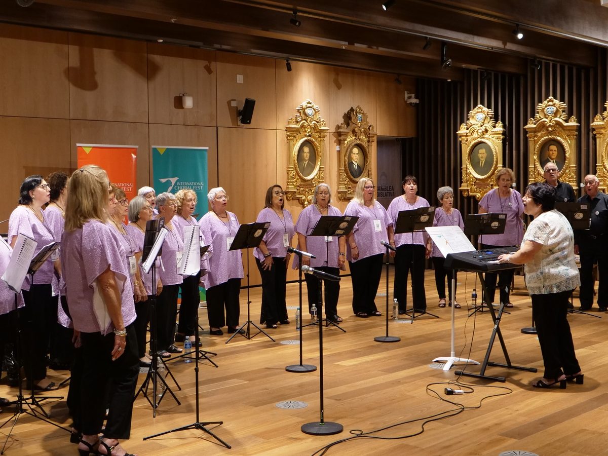 Coro de adultos mayores durante una presentación del Festival Internacional de Coros Costa Rica por la Paz.