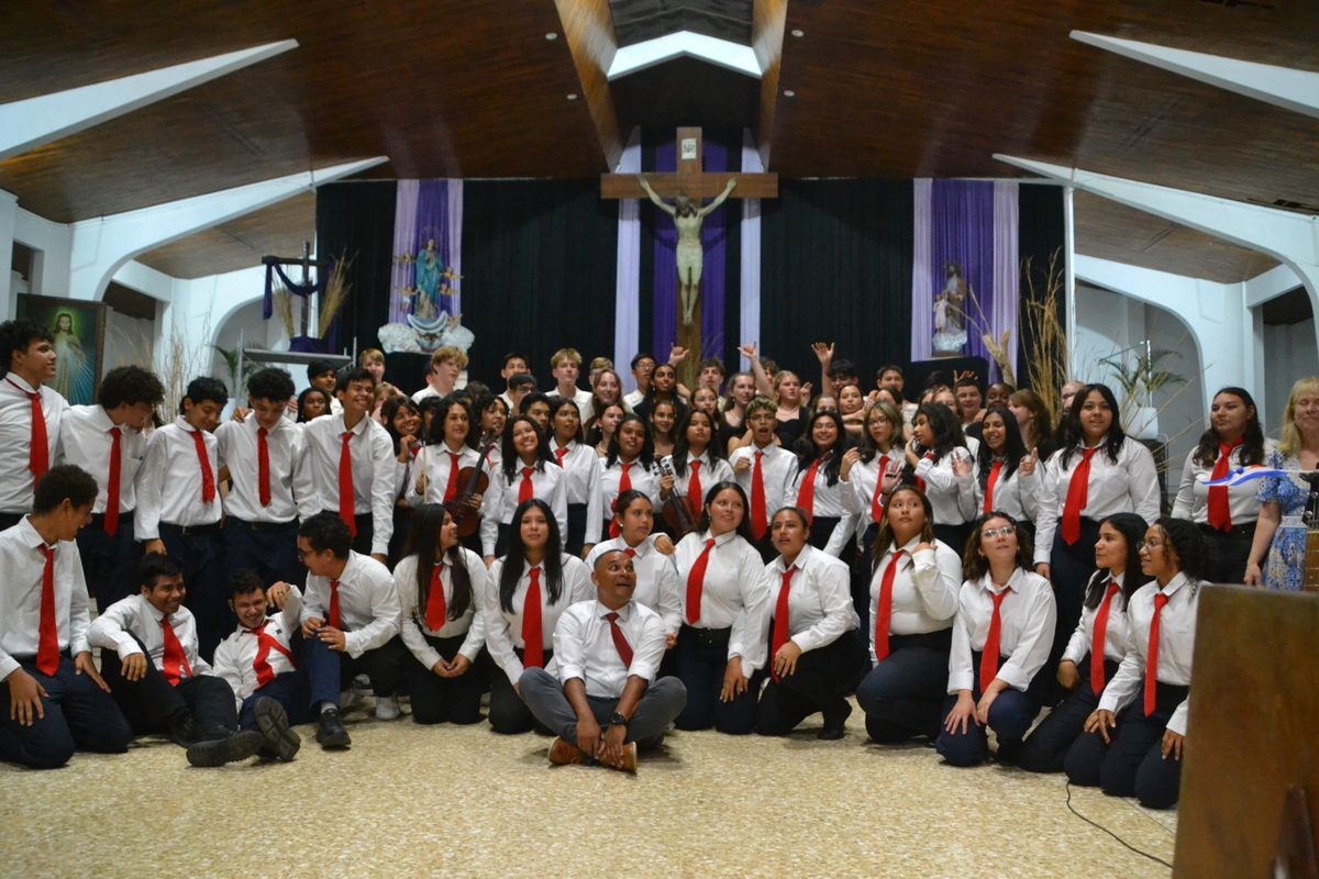 Jóvenes coristas comparten una experiencia colectiva durante una actividad de Choral Fest Costa Rica por la Paz.
