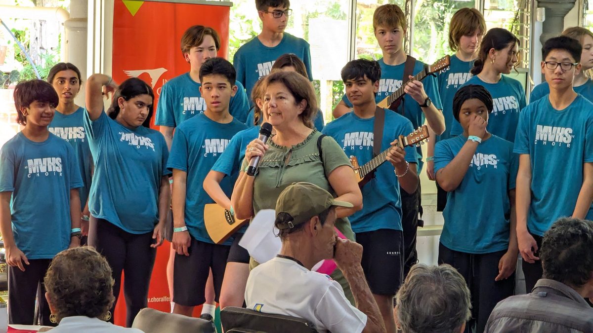 Participantes internacionales comparten con la comunidad durante una actividad del Festival Internacional de Coros Costa Rica por la Paz.