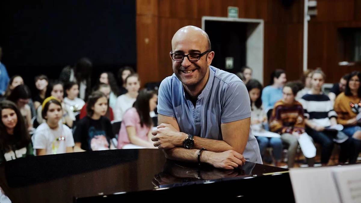 Director coral comparte un taller formativo con jóvenes participantes durante una actividad del Festival Internacional de Coros Costa Rica por la Paz.