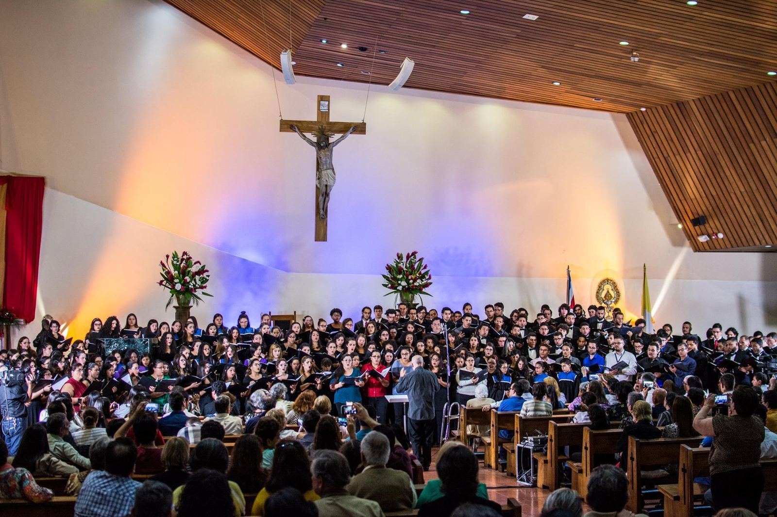 Large choir performing during Choral Fest Costa Rica for Peace, representing unity, cultural exchange and music as a shared message of peace.