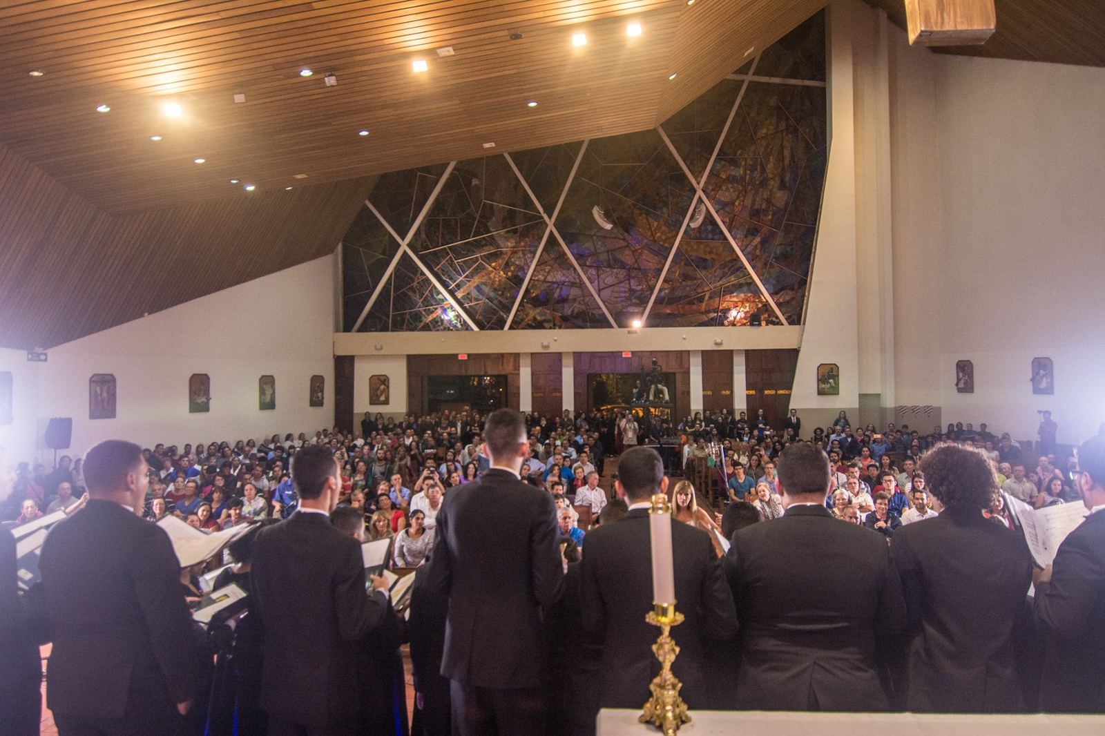 Choir performing during Choral Fest Costa Rica for Peace, sharing its music with a large audience in an international festival concert.