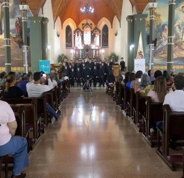 Concierto coral para el público en una iglesia de Costa Rica durante Choral Fest