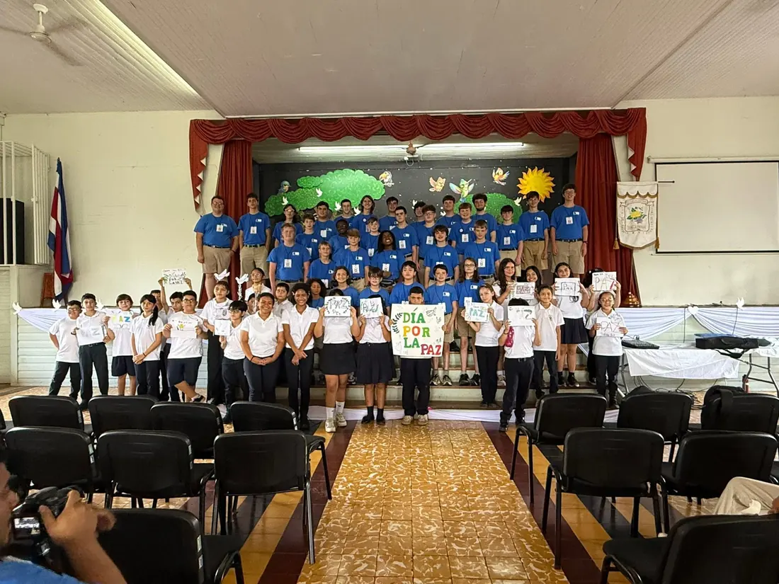 Coro internacional y estudiantes costarricenses unidos en una actividad comunitaria por la paz