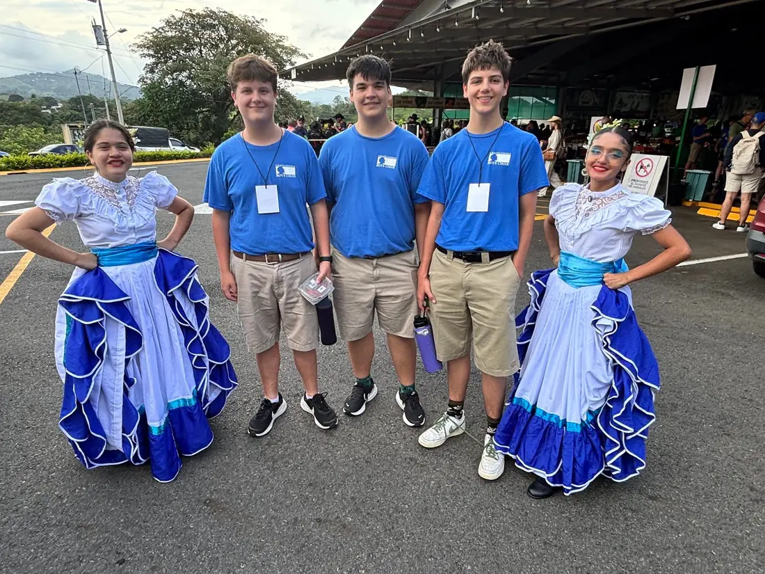 Jóvenes de un coro internacional compartiendo con bailarines costarricenses