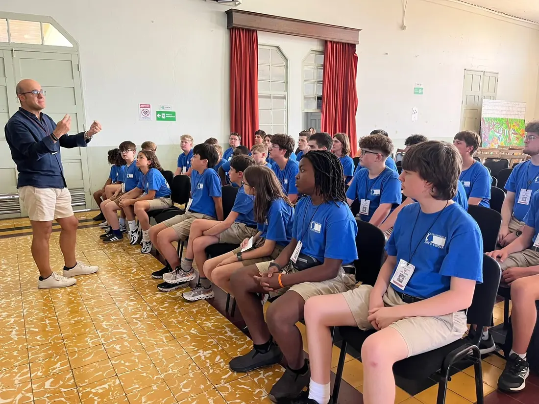 Taller de música coral con jóvenes de un coro internacional durante una edición anterior de Choral Fest